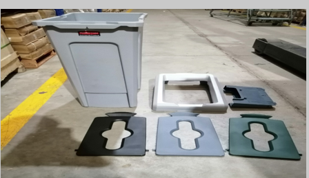 Estación de Reciclaje Slim Jim Rubbermaid /Tapa Abierta Gris / Habladores Gris-Verde / Stickers